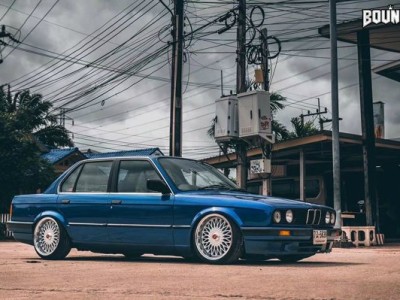 The charm of blue BMW E30 bagged years