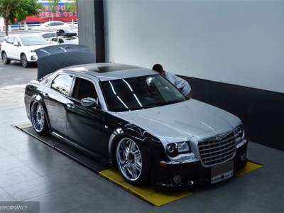 Bold and innovative Chrysler 300C Bagged low lying charm