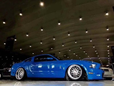 The fifth-generation Ford Mustang Bagged wild low-lying
