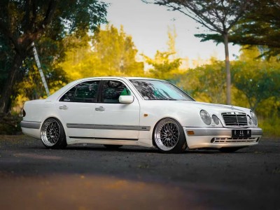 Bagged Mercedes-Benz E55 W210: Elevating the Legacy of Customization