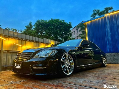 The Mercedes-Benz S-Class W221 bagged