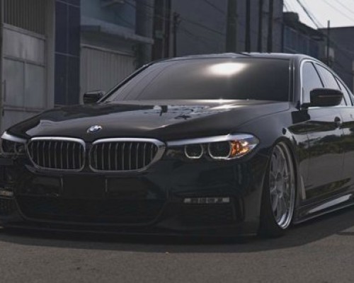 Black BMW 5 Series bagged posture display