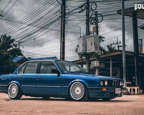 The charm of blue BMW E30 bagged years