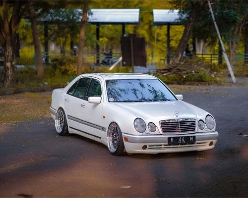 Rare white Mercedes benz E55 bagged low lying attack