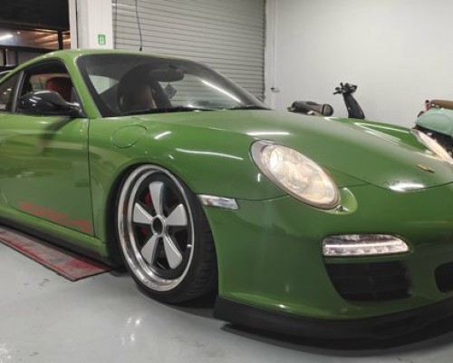 Modified charm of Porsche 911 bagged in China