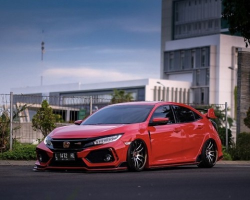 Red Honda Civic RS bagged young and dynamic