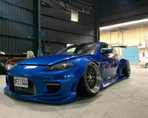 Two-door trotting Mazda RX-8 Bagged low-slung style