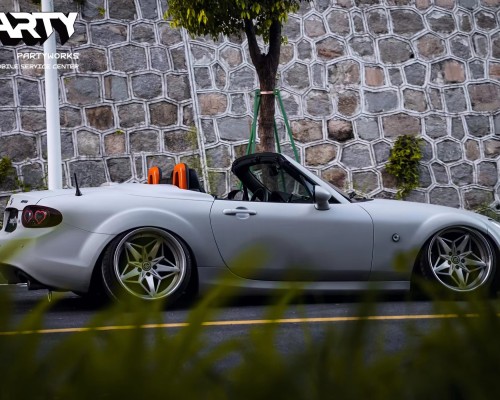 Mazda MX-5 Bagged: A Unique Fusion of Classic Roadster and Modern Customization
